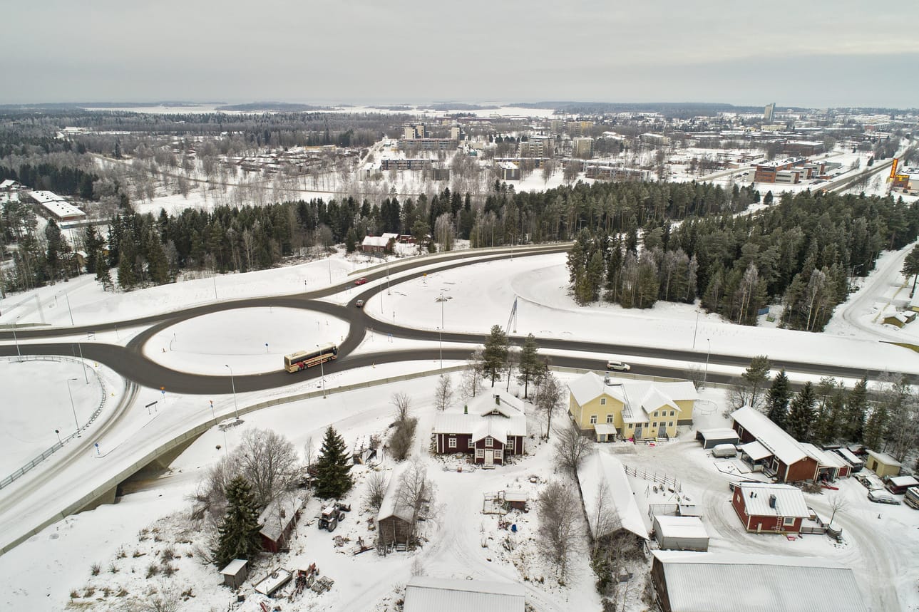 Raahelaiset pääsivät opettelemaan ajamista uudessa kaksikaistaisessa turboliittymässä.