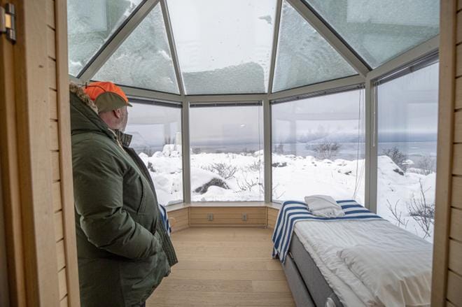 Lasitaloista avautuu näkymä Merenkurkun karuun luontoon. Vaikka mereltä tuulee jäätävästi, taloissa riittää lämpöä lattialämmityksen ja lämmitettävien lasien ansiosta. KUVA: Paula Kaskimaa