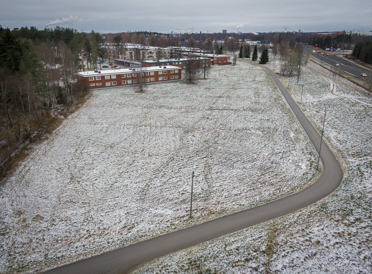 Säähavaintoaseman paikka Kaukovainiolla on nyt avointa niittyä. Se sopii tarkoitukseen hyvin.