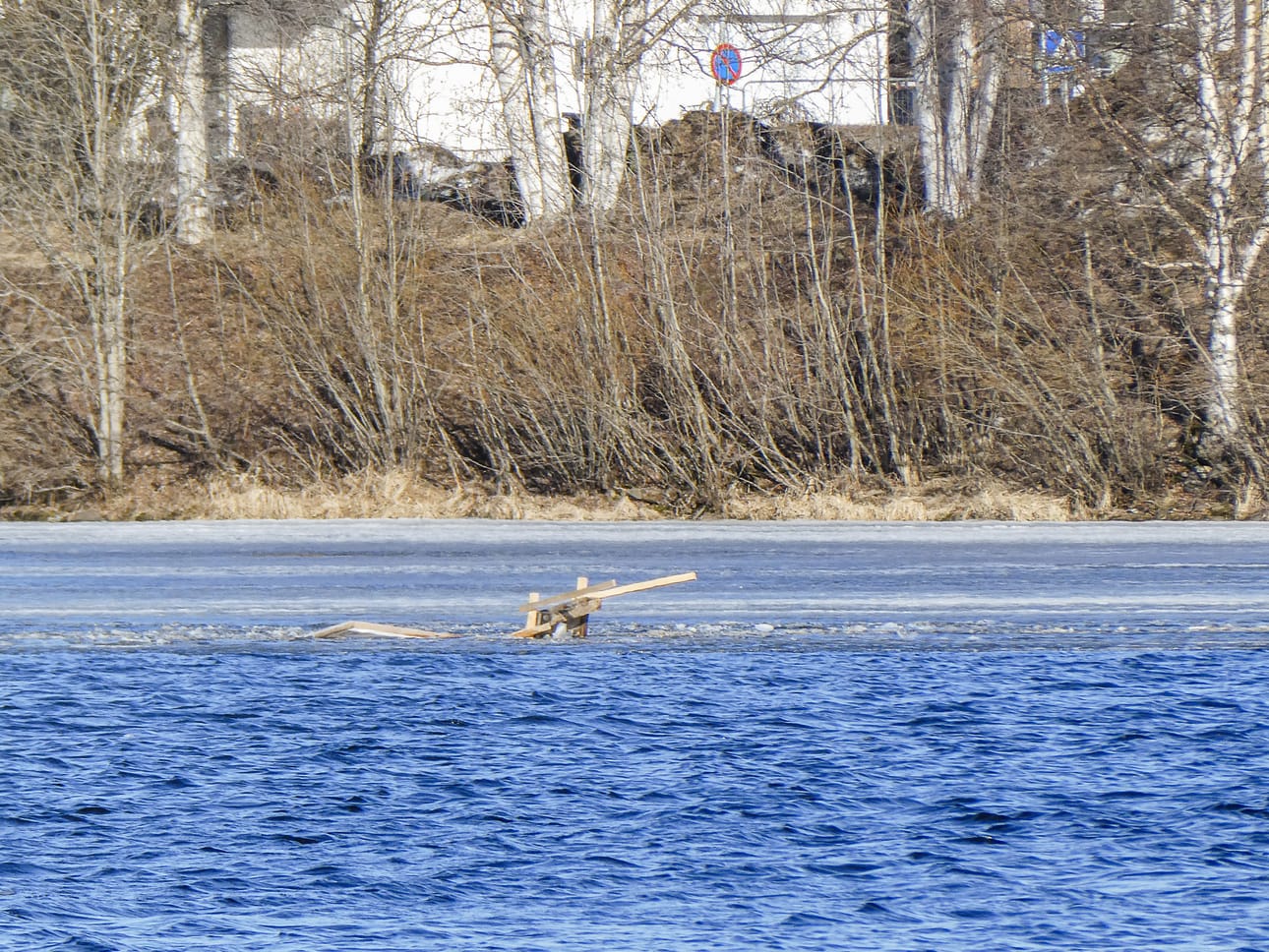 Jäänlähtömerkki oli sama kuin viime vuonnakin, mutta tänä vuonna se oli ehtinyt kaatua. Kuva perjantailta, kun Jätkänkynttilälle oli vielä noin 400 metriä.