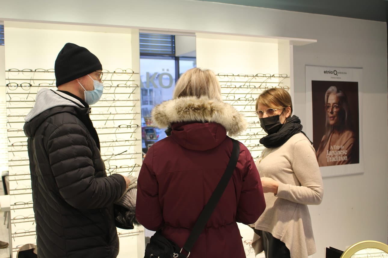 Tyytyväiset asiakkaat ovat Näkösopissa sydämen asia. Jos asiakkaalle ei löydy sopivaa kehystä asioimastaan liikkeestä, muista myymälöistä kuljetetaan lisää sovitettavia vaihtoehtoja asiakkaan lähimyymälään.