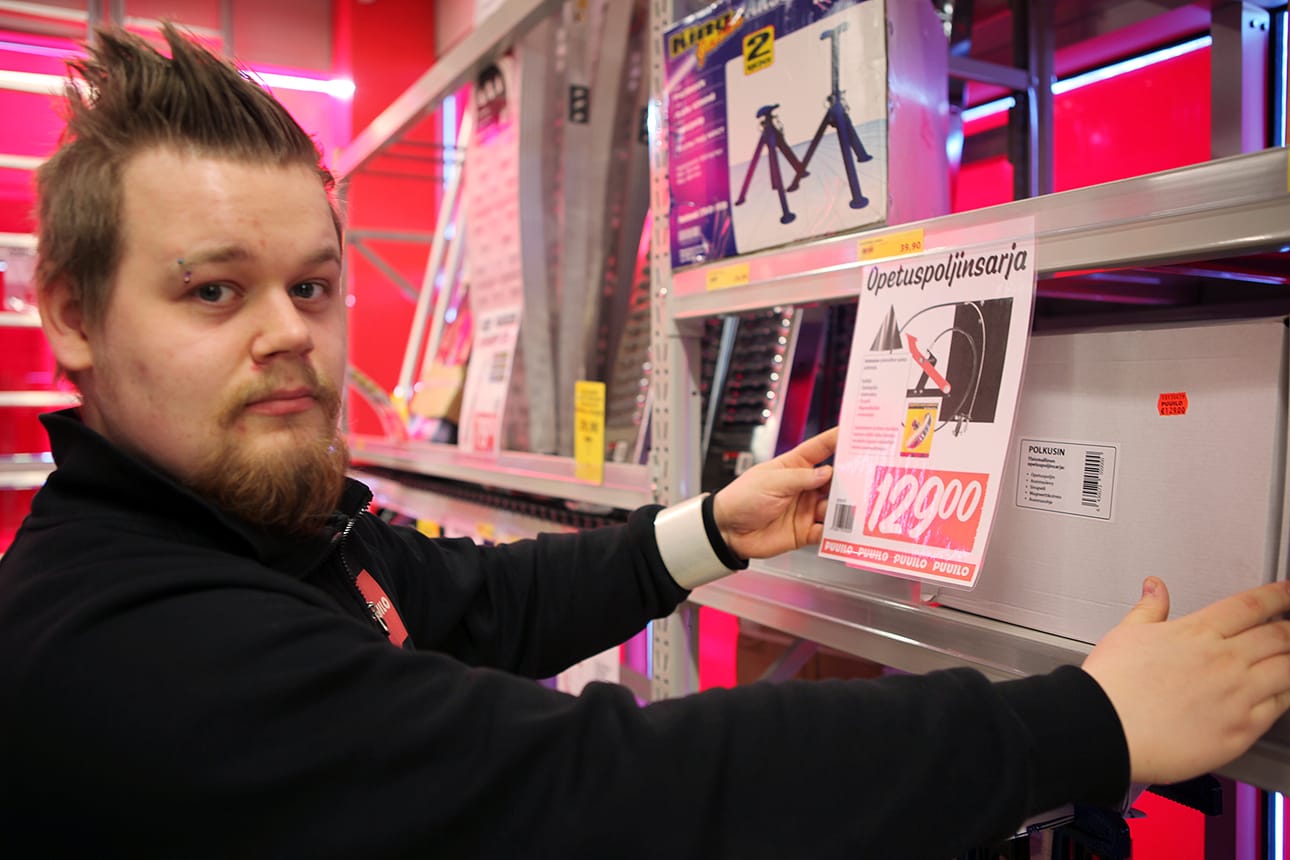 Raahen Puuilon myyjä Joonas Pekkanen on huomannut opetuspoljinsarjojen menekin lisääntyneen ajokorttikoulutuksen uudistuksen jälkeen. Hän muistelee opetuspolkimien päässeen jopa muutaman kerran loppumaan myymälästä.