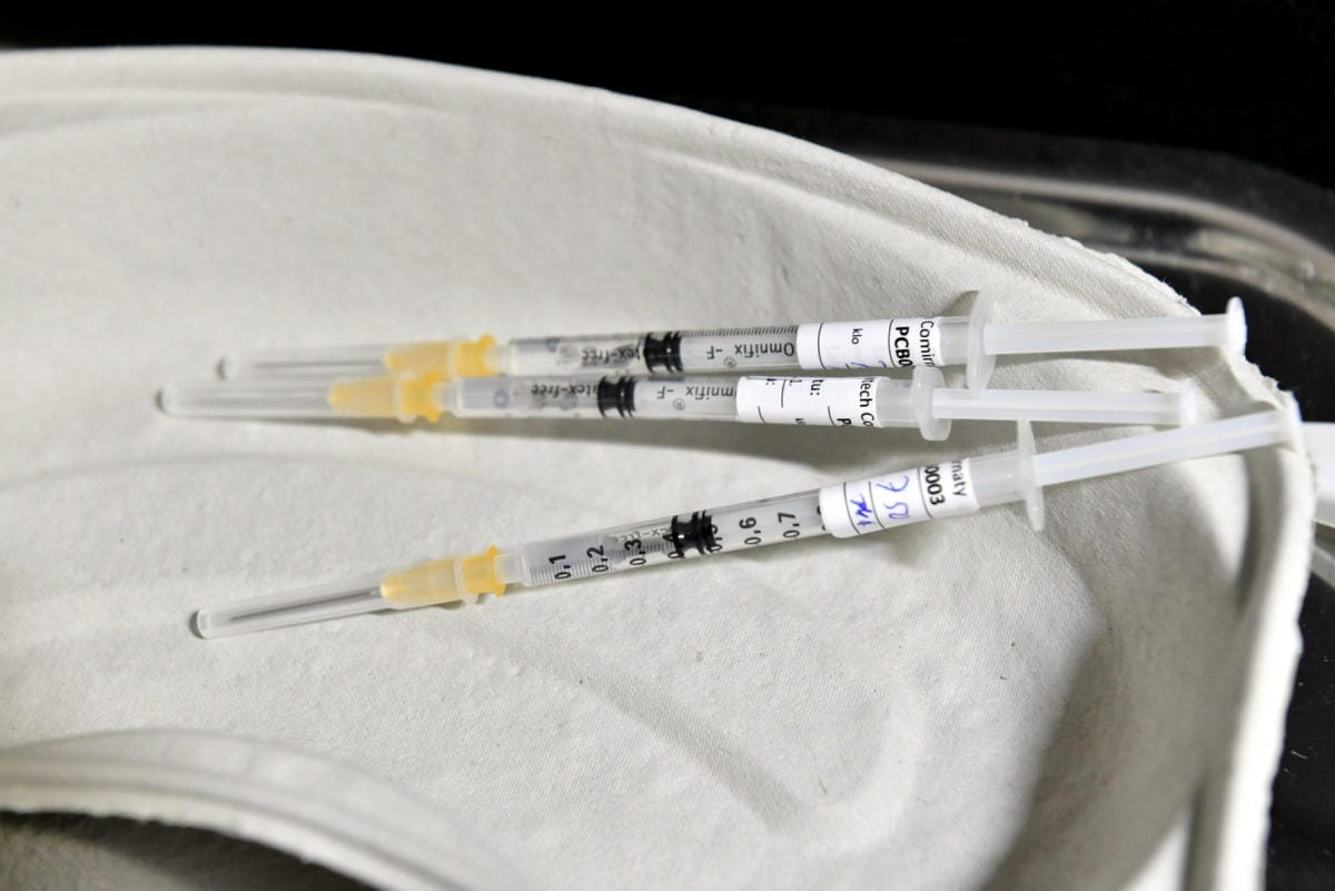 Keskiviikkona saatujen ensimmäisten tietojen mukaan omikronia vastaan tarvitaan kolme annosta Pfizerin ja Biontechin kehittämää koronarokotetta, jotta saavutetaan sama suoja kuin kahdella annoksella alkuperäistä virusta vastaan. LEHTIKUVA / HEIKKI SAUKKOMAA