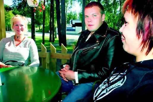 Pronssikin kelpaa. Sotkamon keskuskentän varjossa Tanja Lehikoinen (vas), Ville Karjalainen ja Piipa Lukkari puhuvat muiden sotkamolaisten tavoin pesiksestä.
