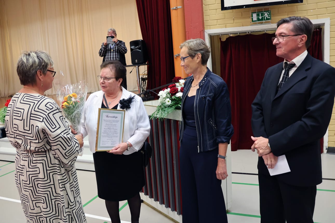 Sisko Poltto sai onnittelukukat Härmä-Seuran johtokunnan jäseneltä Anne Loukasmäeltä. Paula Dunkel valitsi palkittavan, ja Härmä-Seuran puheenjohtaja Risto Kleimola toi tilaisuuteen kunniakirjan luovutusta varten.