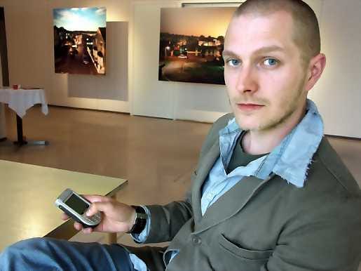 Kaupunkimaisemia. Kristian Tapaninahon valokuvien valaistuksella ja tunnelmalla on vanha yhteys kohtauksiin, jotka usein löytyvät elokuvien alusta. Korotettu katselupaikka vahvistaa tätä tunnetta.