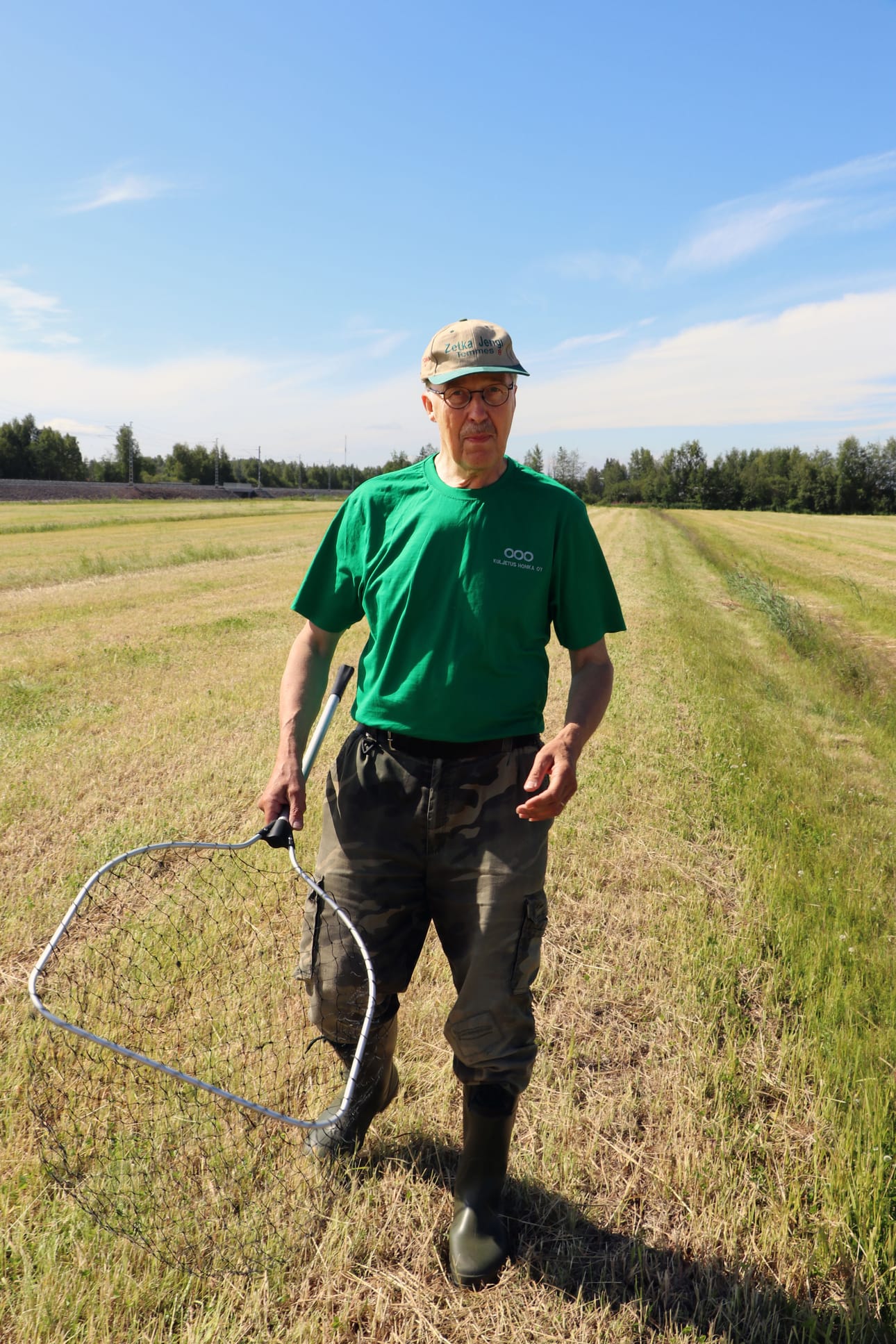Reijo Kylmänen nappaa poikaset kiinni haavilla.