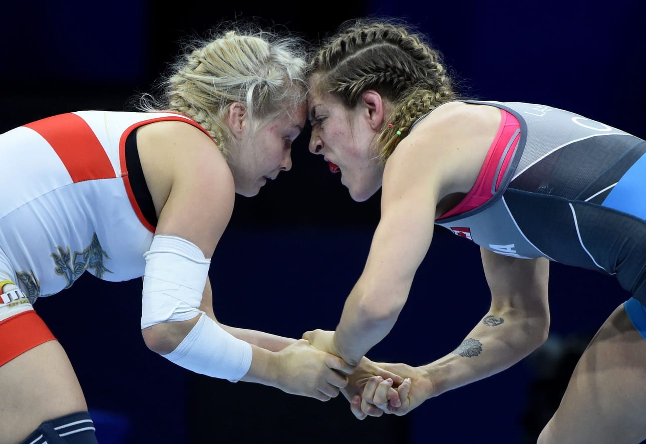 epa07116843 Petra Maarit Olli (white) of Finland wins against Danielle Suzanne Lappage of Canada in the final of women's 65kg category of the Wrestling World Championships in Budapest, Hungary, 24 October 2018. EPA/Balazs Czagany HUNGARY OUT BY: ALL OVER PRESS / EPA-PHOTO CODE: EPAXX8