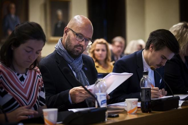 Kim Berg (sd., keskellä) sanoo, että on tärkeää, että Vaasalla ja Mustasaarella on samanlaiset kokoonpanot kuntaliitosta selvittävissä ryhmissä. Kuva: Jarno Pellinen