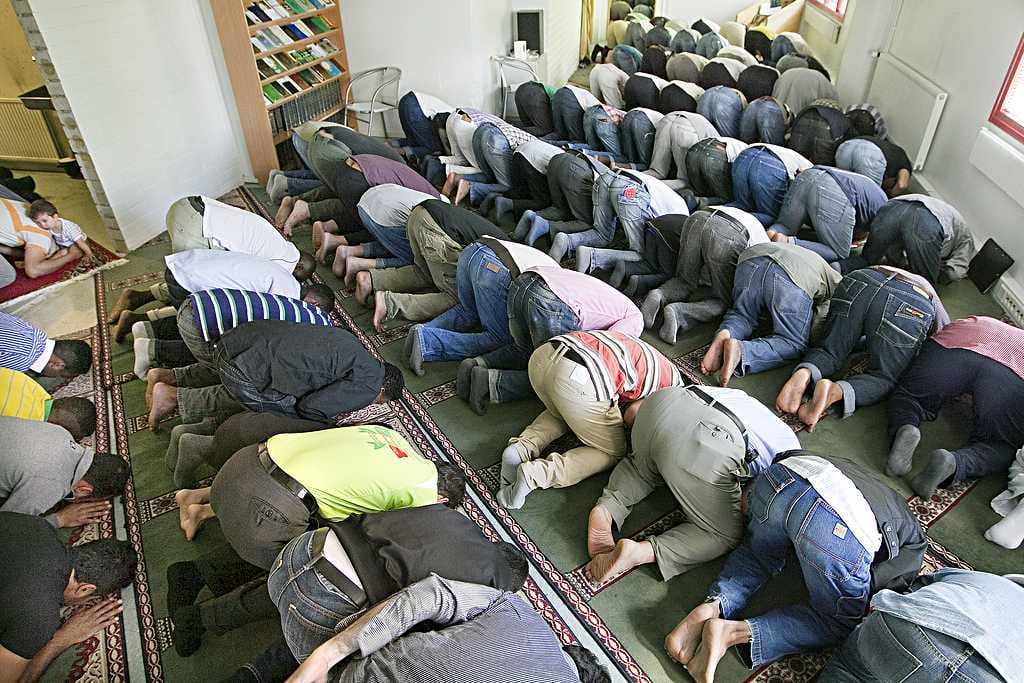 Yli sata muslimia kokoontui eilen perjantaiseen rukoushetkeen Linnankadun toimitiloihin. Imaami Atef Hamada piti rukoushetken sekä arabiaksi että englanniksi.