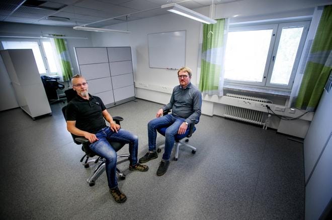 Wirokitin hallituksen puheenjohtaja Jami Saarikoski (vas.) ja toimitusjohtaja Tero Tamminen toivottaisivat tervetulleeksi ainakin kaksi testausinsinööriä. – Teemme yhteistyötä muun muassa Into Seinäjoen kanssa löytääksemme työvoimaa, Saarikoski kertoo. KUVA: JAAKKO ELENIUS