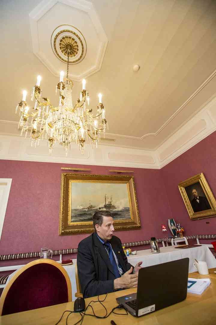 Kaupunginhallituksen puheenjohtaja Jarmo Myllymäki vahtii myös velkoja ja varoja.