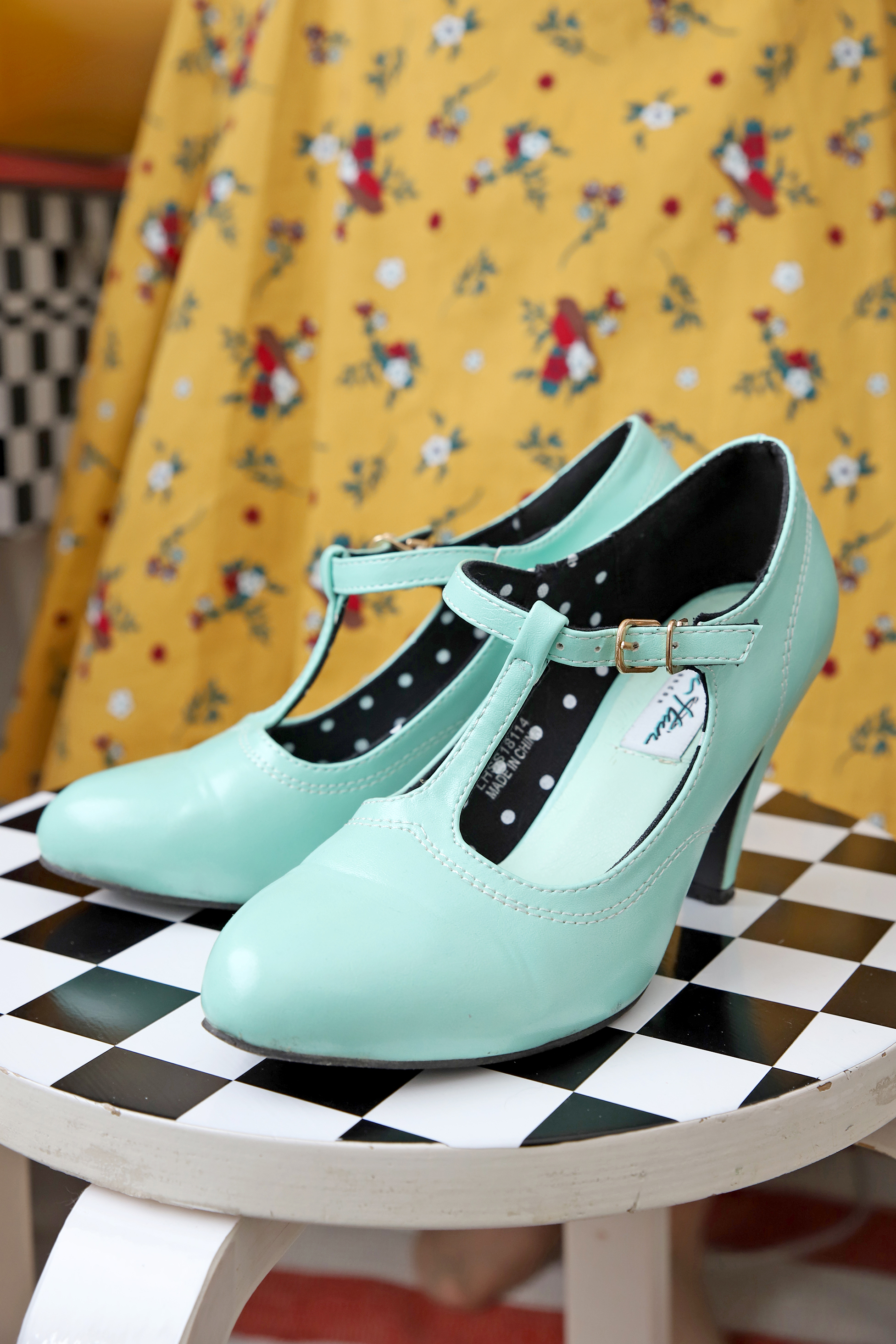 Mintunväriset kengät näyttävät vanhoilta. Vintagea Kinnunen ei kuitenkaan harrasta.