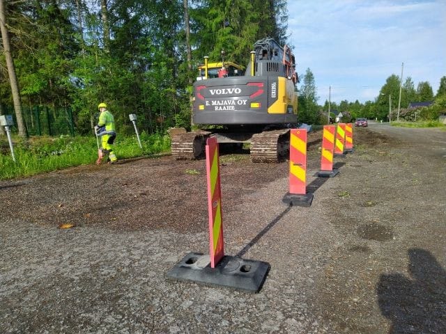 Torstaiaamuna Metsolankadun varressa aloiteltiin päivän töitä etsimällä maastosta muun muassa kaapeleiden sijainteja.