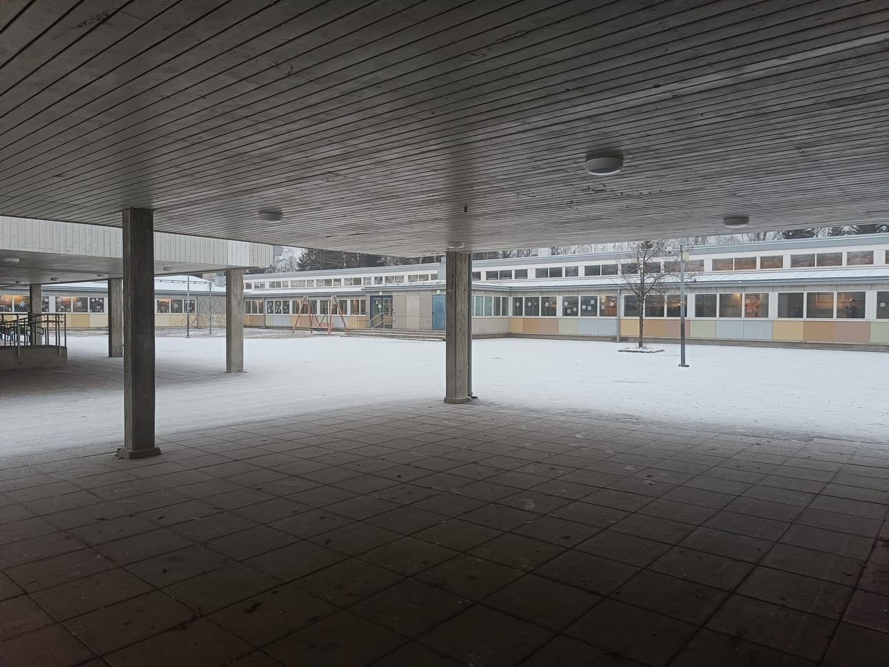 Hietalahden koulun välituntipihaa ympäröivät joka puolelta rakennukset, joiden seinät ja ikkunat moninkertaistavat välituntimetelin. Moni ääniyliherkkä oppilas kärsii.