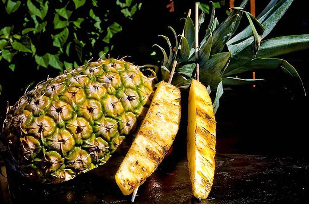 Ananas sopii hyvin grillattavaksi. Kuori ja lohko ananas pitkittäin. Se sopii lisäkkeeksi lihan ja kanan kanssa. Siitä saa myös maistuvan jälkiruuan jäätelön kaverina.
