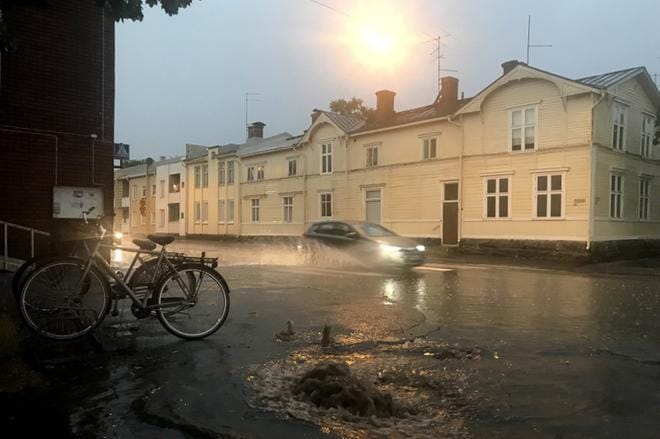 Vesi tulvi tielle iltamyöhään Asemakadun ja Kasarminkadun kulmassa. KUVA: TIINA JUUJÄRVI