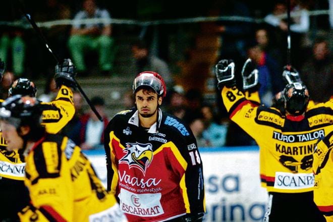 Aniket Dhadphalen ja muun Sport-joukkueen eväät eivät riittäneet kevään 2005 finaaleissa NHL-avuilla vahvistettua KalPaa vastaan. KUVA: EETU SILLANPÄÄ