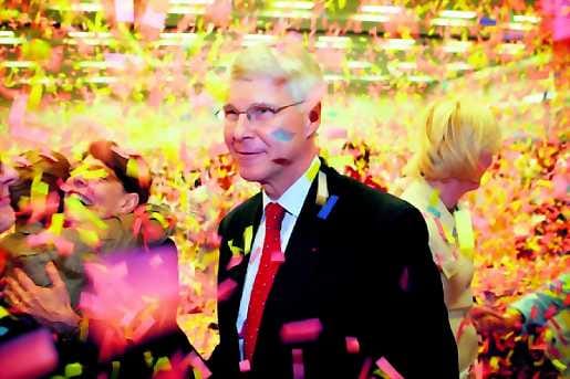 Amerikkalaista ilottelua. Sotilassoittokunta soitti ja tuhansia värikkäitä paperilappuja satoi, kun RKP valitsi Henrik Laxin presidenttiehdokkaaksi. Riemuun osallistui kisan hävinnyt Eva Biaudet ja häntä vahvasti tukenut puolueen kaksinkertainen presidenttiehdokas Elisabeth Rehn.