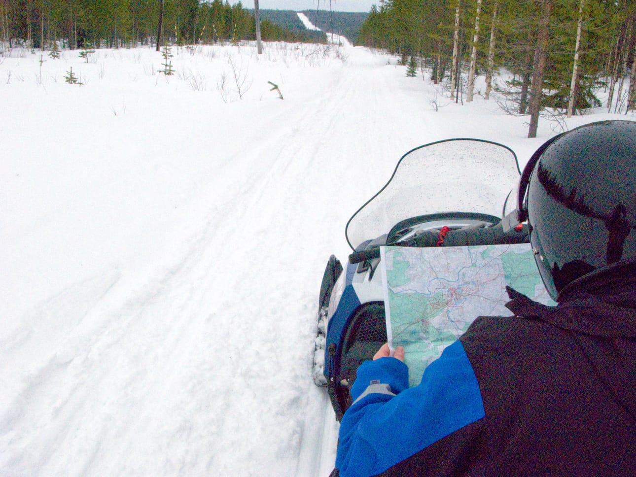 Metsähallitus lopettaa valtakunnallisten moottorikelkkauralupien myynnin tälle kevätkaudelle. Moottorikelkkailu-uraston ulkopuolelle myönnetään lupia vain erityisin perustein.