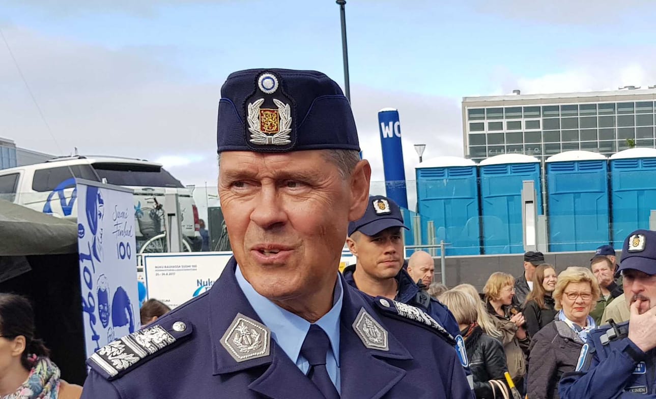 Poliisiylijohtaja Seppo Kolehmainen varoitti myös valepoliiseista. Oikea poliisi ei koskaan kysy verkossa tai puhelimessa sinun käyttäjätunnuksiasi ja salasanoja, hän muistutti puheessaan.
