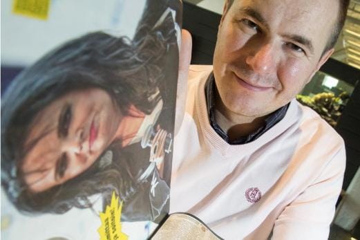Seiskan uusi päätoimittaja Sami Hernesaho asuu Helsingissä vaimonsa ja 6-vuotiaan poikansa kanssa. Pietarsaari-aiheiset tatuoinnit pitävät huolen siitä, että synnyinkaupunki pysyy mielessä. KUVA: MAURI RATILAINEN /COMPIC