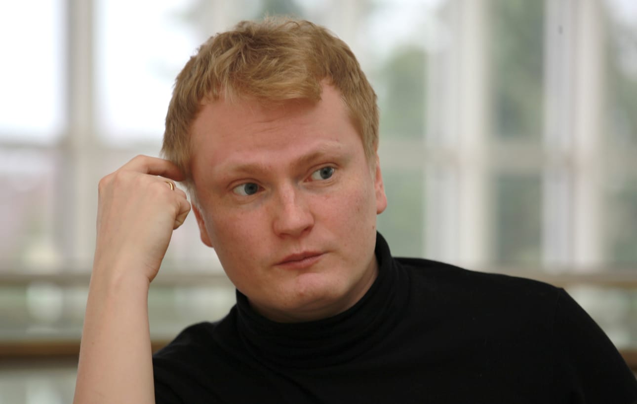Kansainvälisen kitarakilpailun voittaneen Ollipekka Määtän kalenteri on kiireinen. Opetustyön lisäksi hän opiskelee jatkotutkintoa sekä konsertoi ahkerasti.