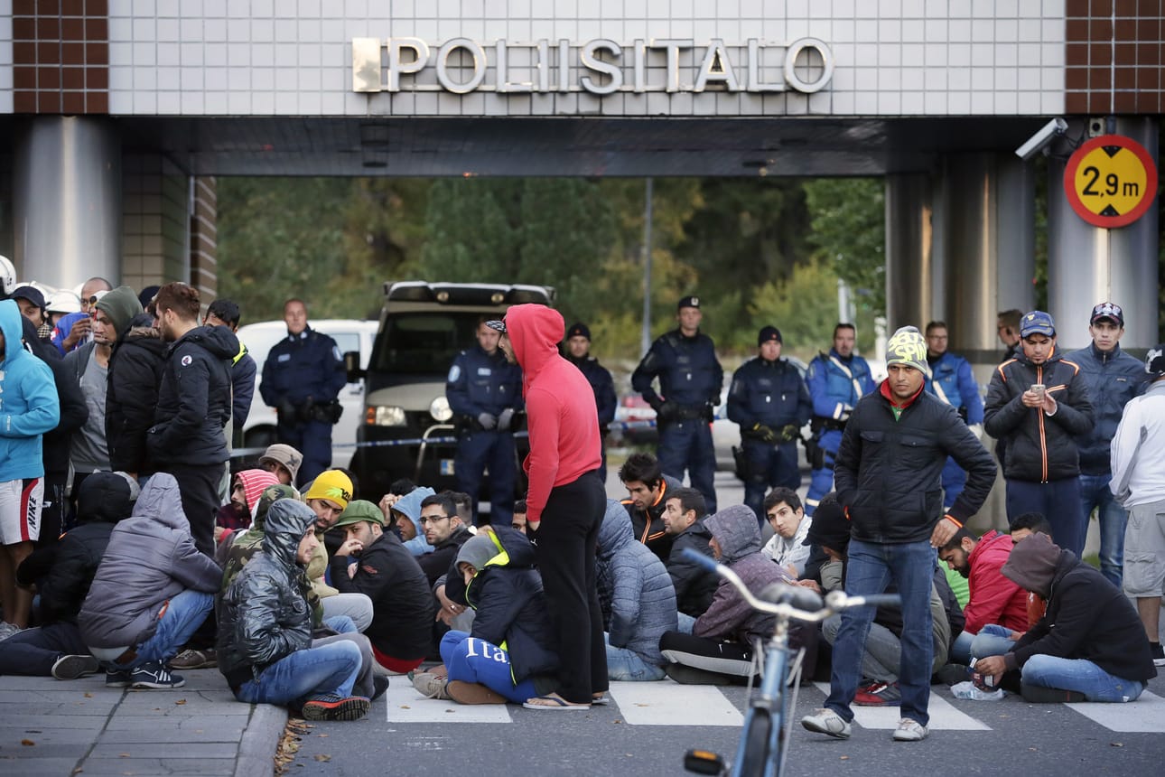 Tapahtumapaikalla oli kello 19:n aikaan rauhallista ja tilanne on toistaiseksi sujunut ilman väkivaltaisuuksia.