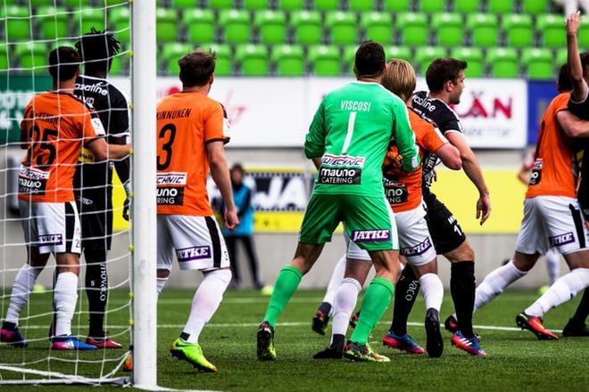 TPS:n maalilla oli jatkuvaa ruuhkaa, kun turkulaisjoukkue ja VPS kohtasivat Vaasassa heinäkuun alussa. Ottelu on ollut SUEKin tutkittavana poikkeuksellisen vedonlyöntikäyttäytymisen vuoksi. KUVA: OUTI NEUVONEN / ARKISTO
