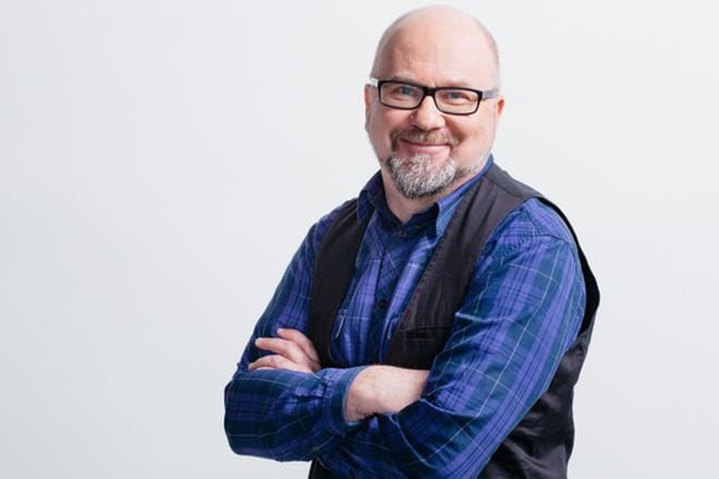 Juha Blomberg juontaa studiossa Radio Suomen uudenvuoden lähetystä. KUVA: Yle Kuvapalvelu