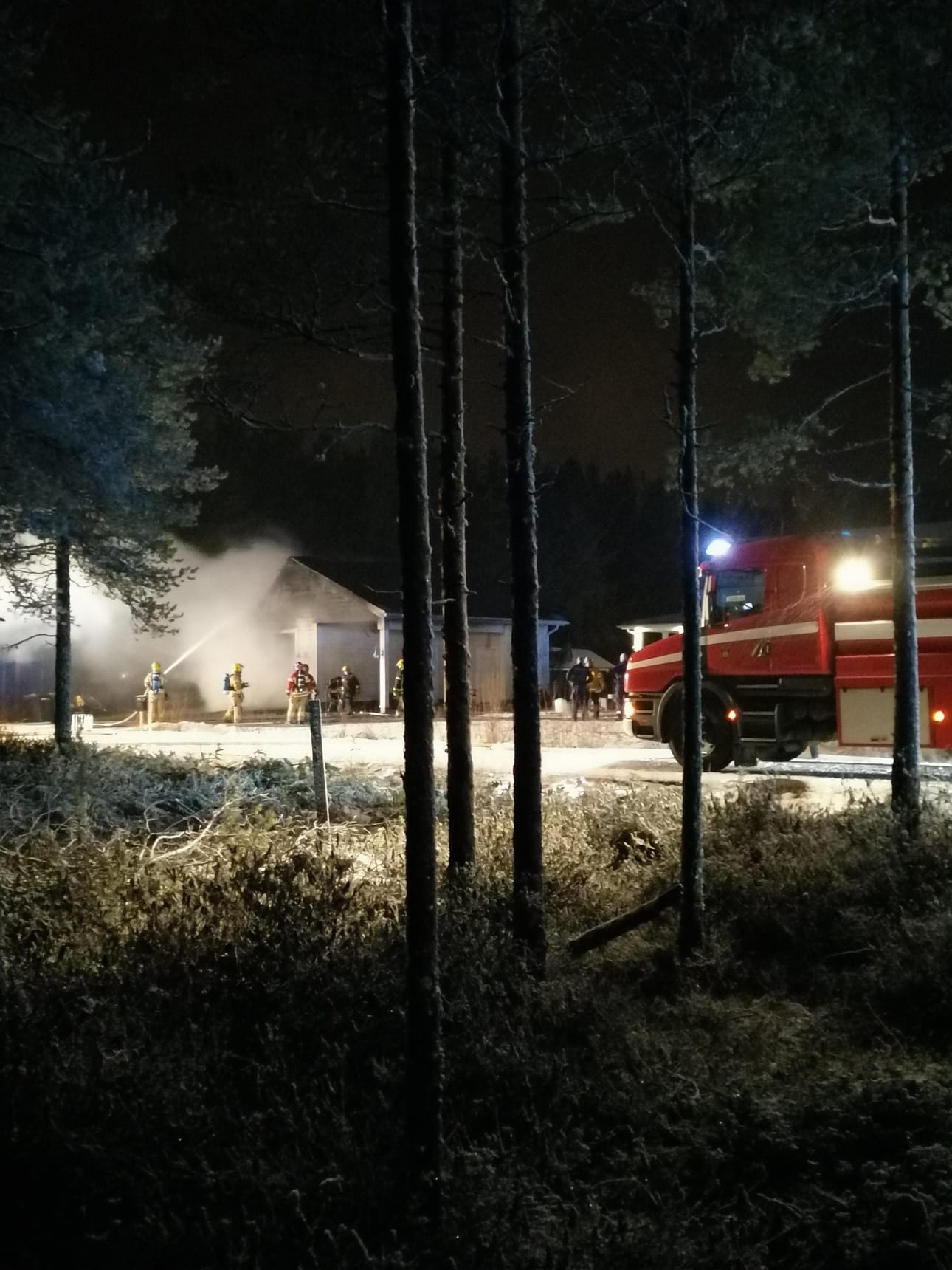Autotalli kärsi tulipalossa mittavia vahinkoja tulipalossa Lumijoella.