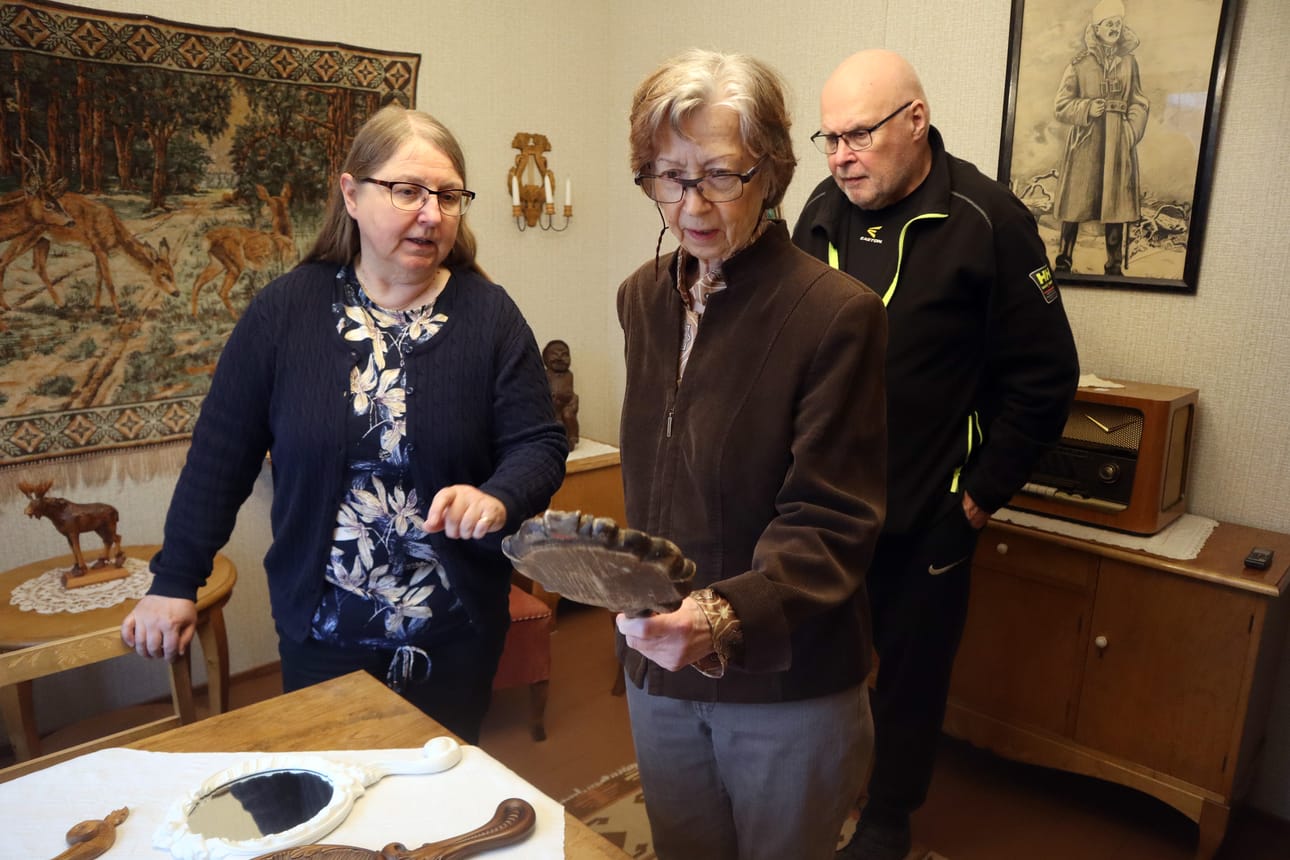 Jos käsipeilin kahva kaartuu oikealle, sitä on tarkoitus pitää vasemmassa kädessä.