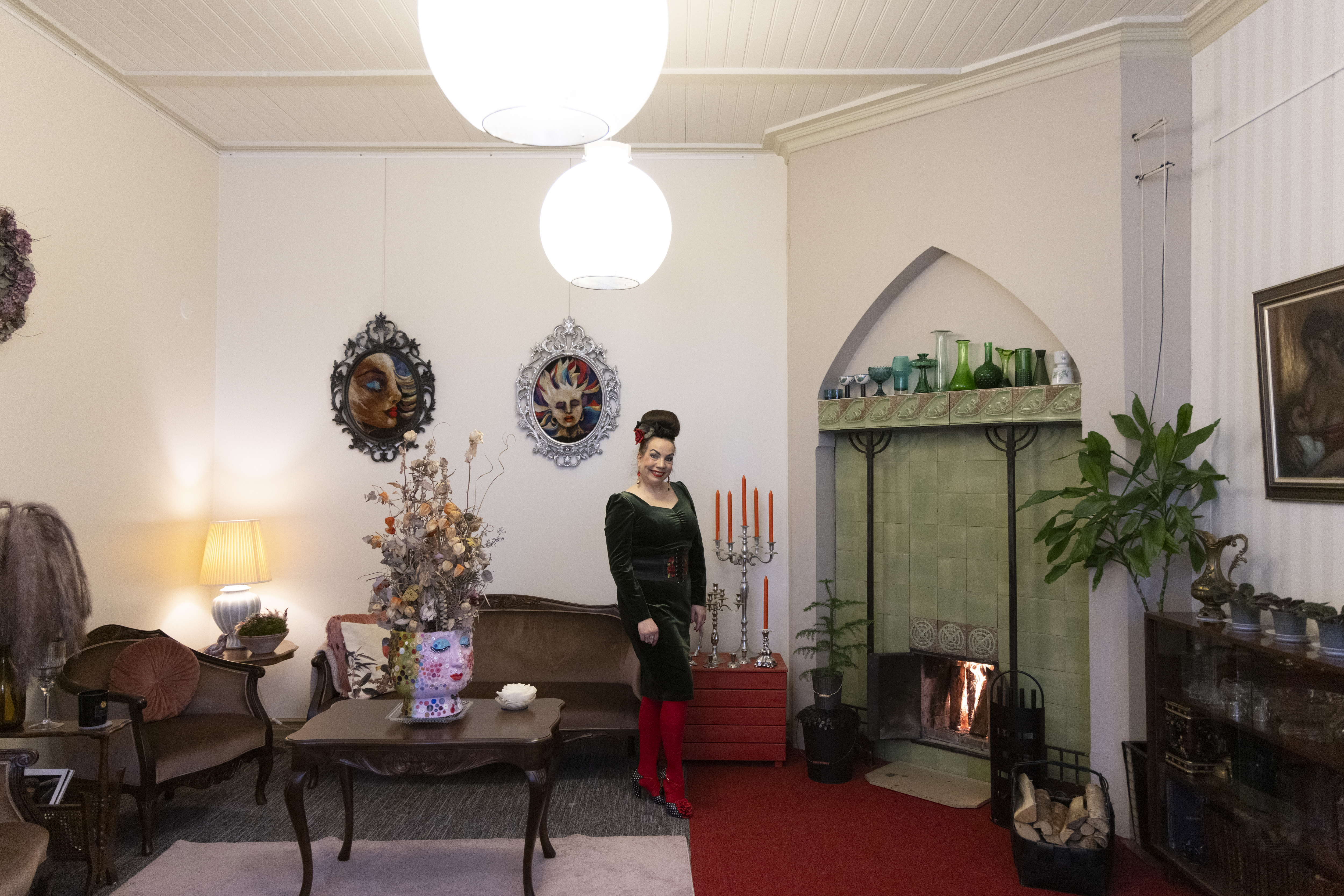 Saija Kannisto asuu 116-vuotiaassa entisessä johtajan kodissa Tuirassa – Yltäkylläiset värit ja runsas sisustus luovat ainutlaatuista tunnelmaa