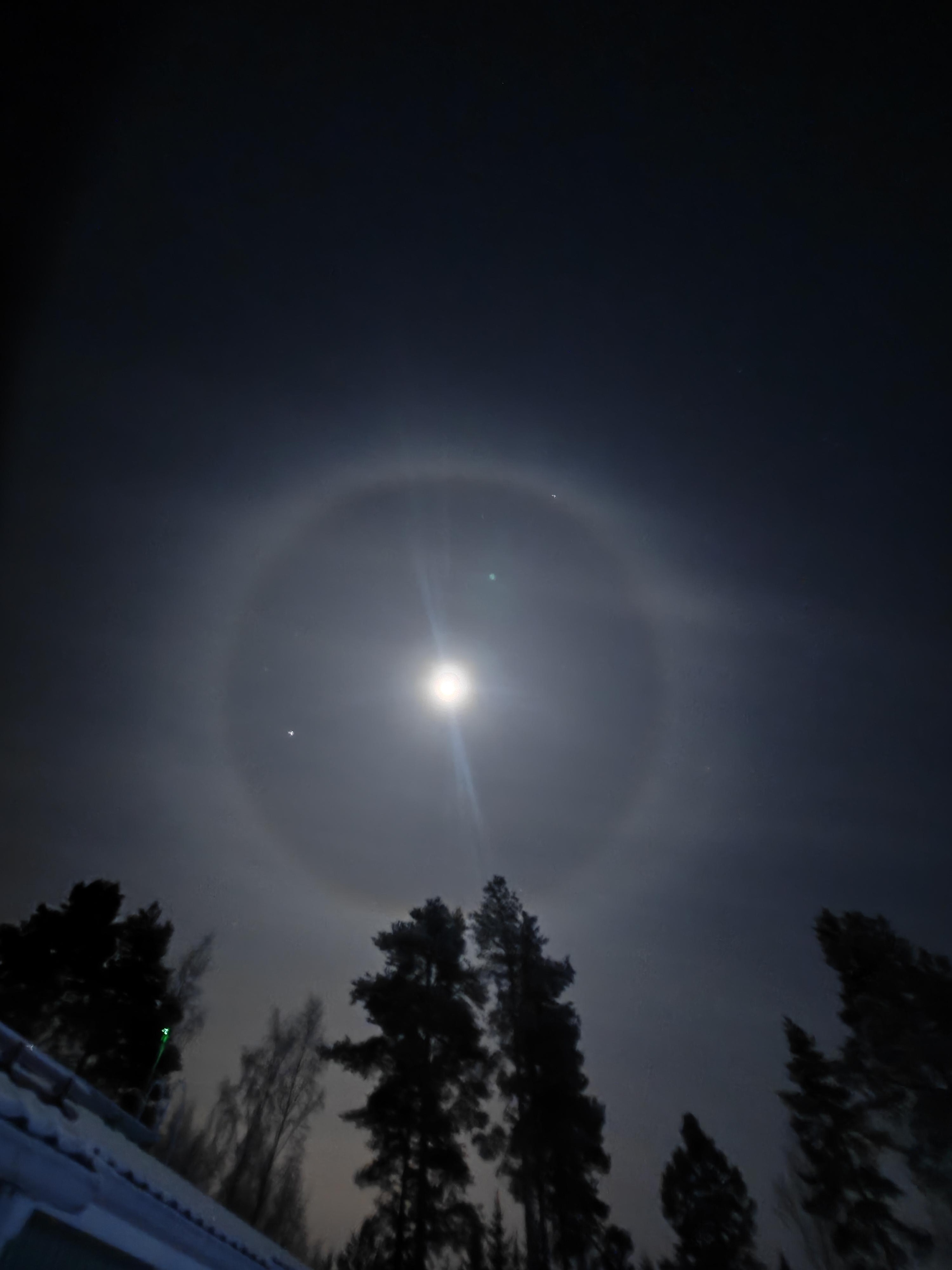 Haloilmiö näkyi esimerkiksi Haukiputaalla.