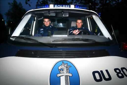 Poliisit korjasivat maijaansa noin kymmenen mielenosoittajaa Presidentinlinnan liepeiltä.