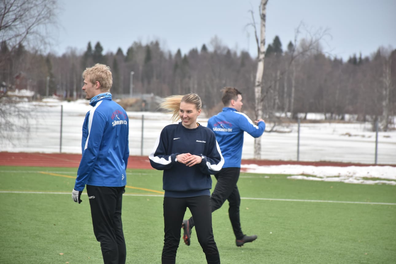 Yhdysvalloissakin pelannut Sofia Litendahl kuuluu tällä kaudella FC PaKan edustusjoukkueen vahvuuteen. Kuvassa oikealla Mikko Takkinen.