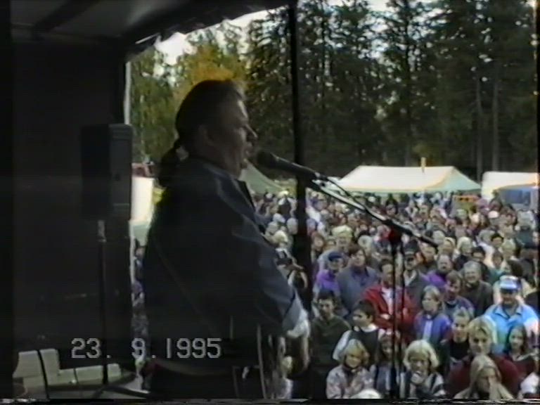 Katso markkinatunnelmaa videolta: Vuonna 1995 Perunamarkkinoilla esiintyivät Jope Ruonansuu ja Konsta Hietanen