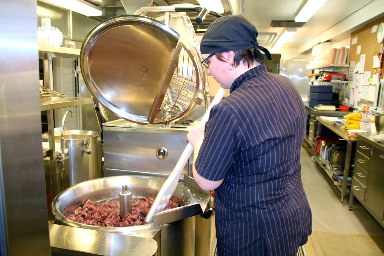 Mehiläisen Siikalatvan sosiaali- ja terveyspalveluiden ateriapalveluntuotanto siirtyy vuoden vaihteessa Fazer Food Services Suomen vastuulle Siikalatvan Ruokapalvelut Oy:lta. Ruoka toimitetaan Siikalatvalle kahdesti päivässä kuumana Fazerin keittiöstä Kärsämäeltä. Uusi palvelutuottaja ei ainakaan tässä vaiheessa tarvitse Siikalatvan palvelukeskusten keittiöitä. Arkistokuva