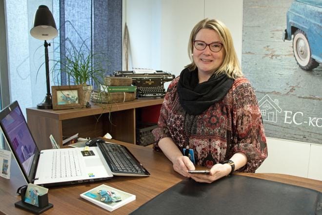 Joka viides: Cami Ravi-Pietilä kehottaa muuttajaa lähtemään esimerkiksi kyläseurojen toimintaan. – Täältä saa uusia tuttuja, kun on ennakkoluuloton ja osaa hypätä eri asioihin, hän sanoo. KUVAT: AUNE WARONEN
