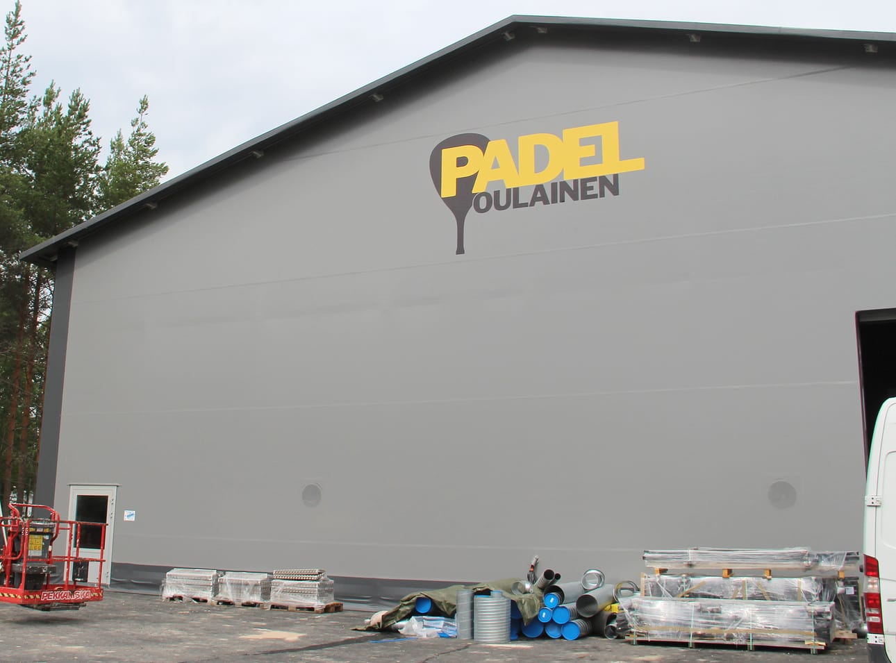 Padel-halli näyttää ulkoisesti tältä. Rakennustyöt ovat edenneet yrittäjän mukaan suunniteltua aikataulua nopeammin.