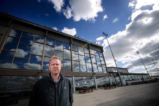 Hevosurheilun ystävälle Seinäjoen ravirata on ollut aina lähellä sydäntä. Tulevan työpaikan ovet avautuvat Jyri Saranpäälle sekä kuvainnollisesti että kirjaimellisesti kesän lopulla. KUVA: JAAKKO ELENIUS