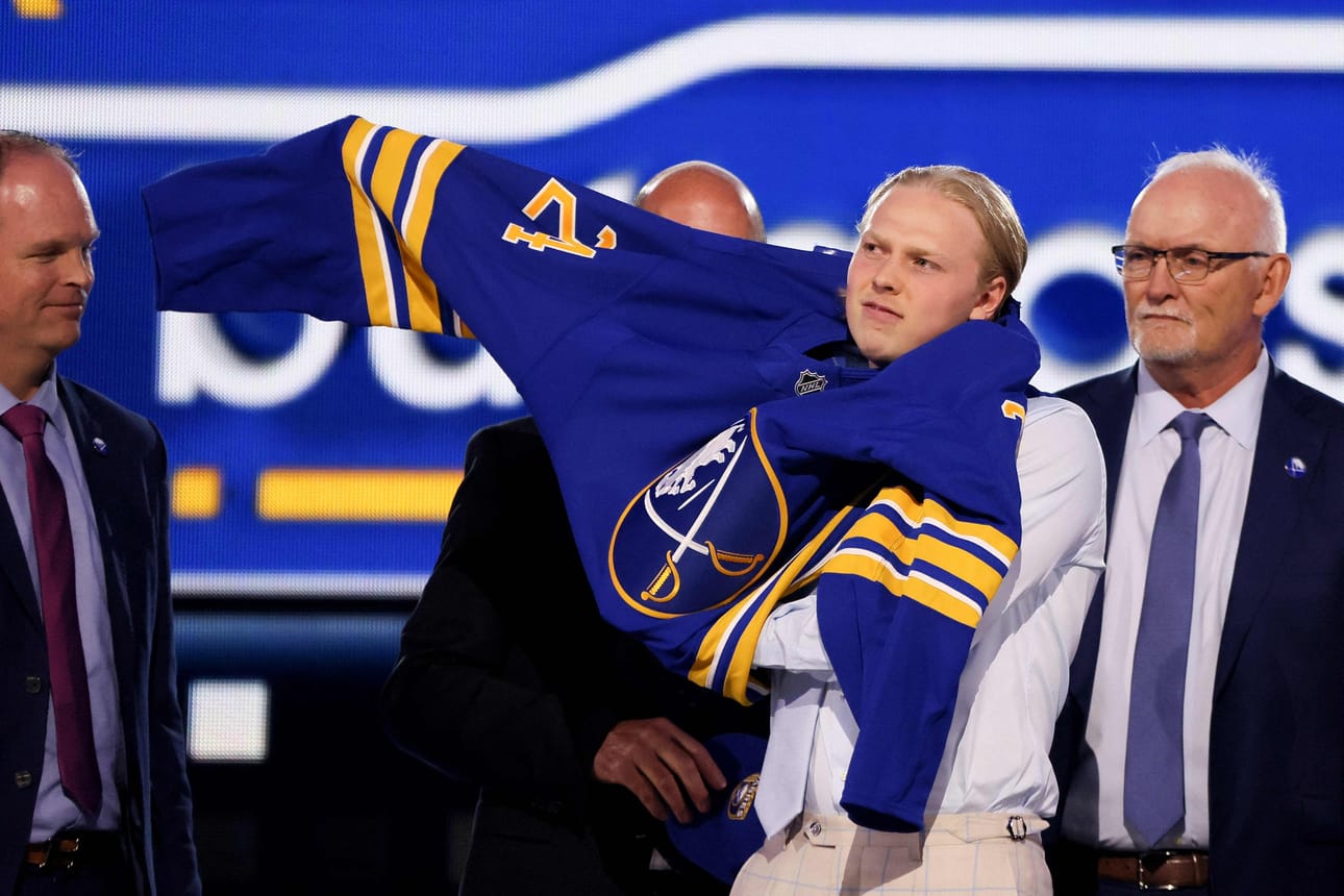 Buffalo Sabres varasi 18-vuotiaan Konsta Heleniuksen NHL:n varaustilaisuuden ensimmäisellä kierroksella varausvuorolla 14. LEHTIKUVA/AFP