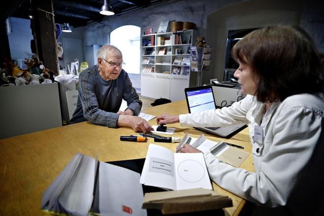 Heikki Talvitie äänestää lähes poikkeuksetta ennakkoon. Satu Koskelalle toimiminen vaalivirkailijana on tuttua puuhaa useampienkin vaalien ajalta. KUVA: TOMI KOSONEN