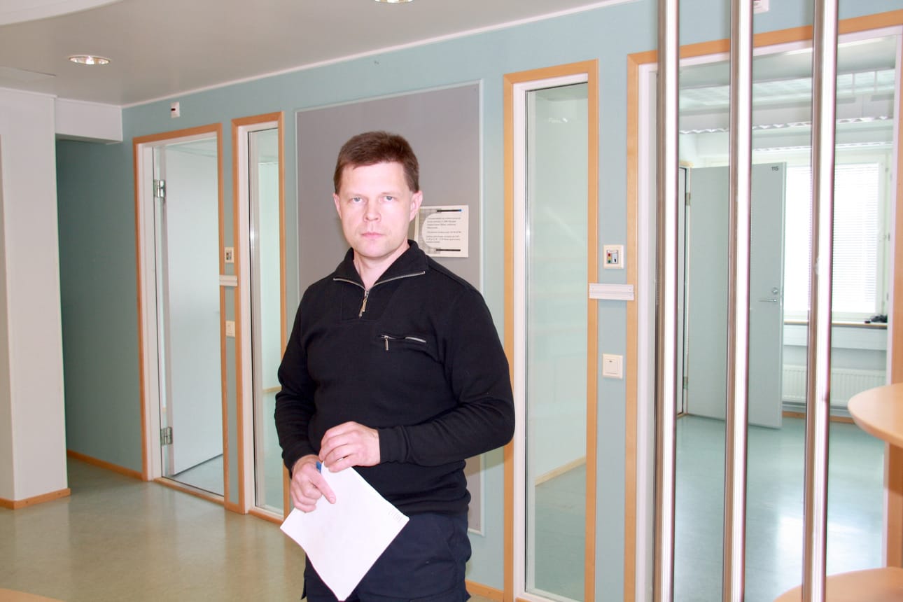 Markku Leinonen esittelemässä paloasemaksi saneerattavia Ruukin virastotalon tiloja 2013. Arkistokuva Mirko Kovalainen