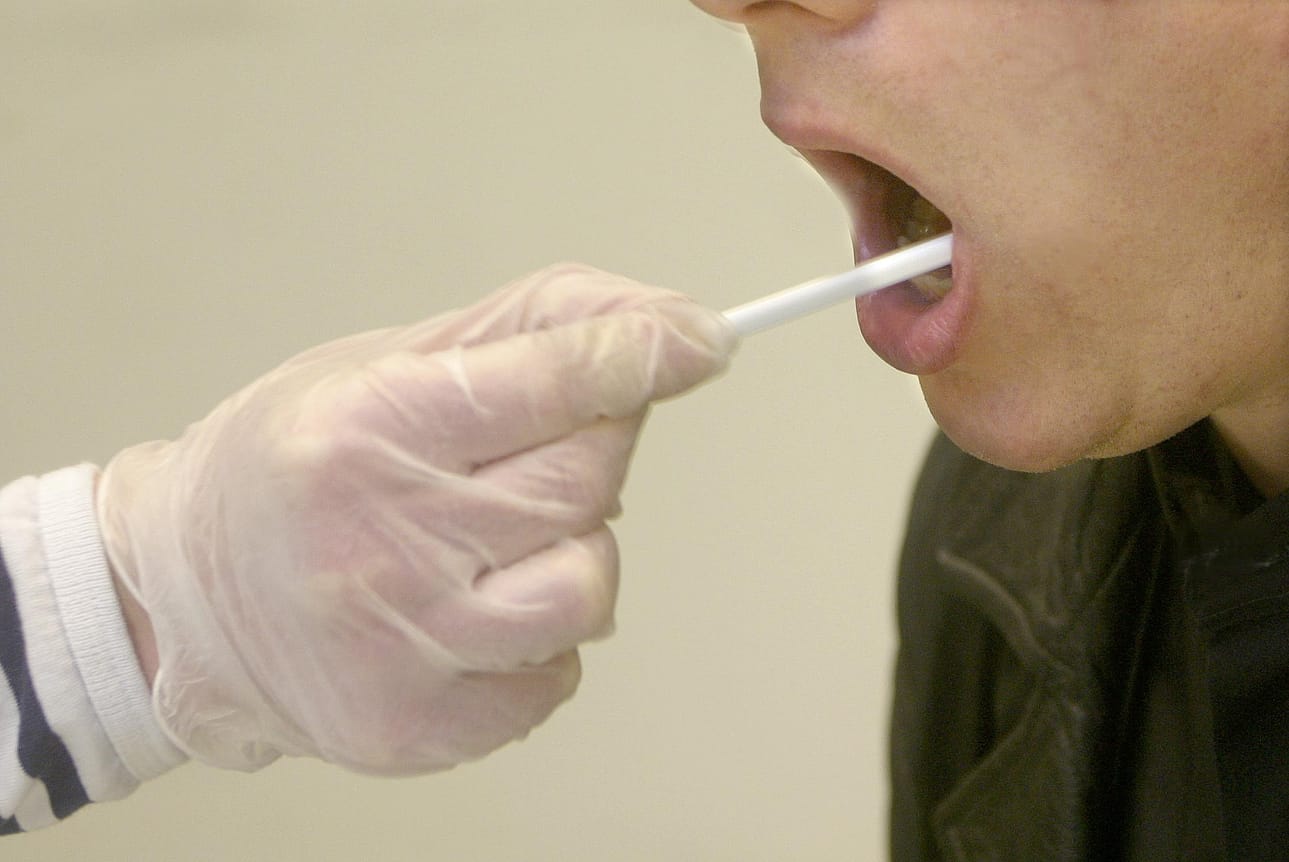 Dna-testin voi ottaa muun muassa pumpulipuikolla posken limakalvolta. Arkistokuva.