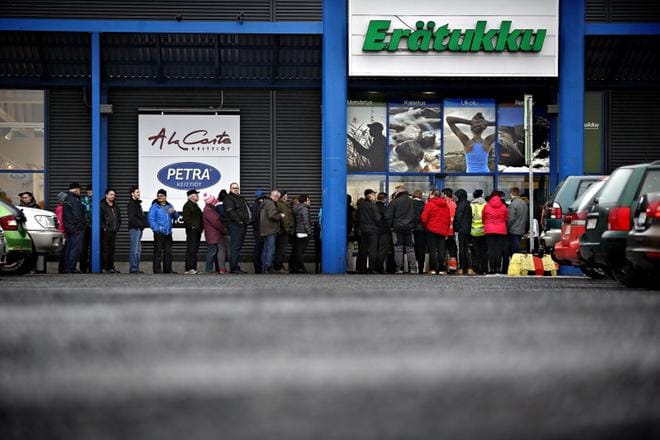 Jono oli pitkä ennen kuin liikkeen ovet avautuivat. Kuvat: Tomi Kosonen