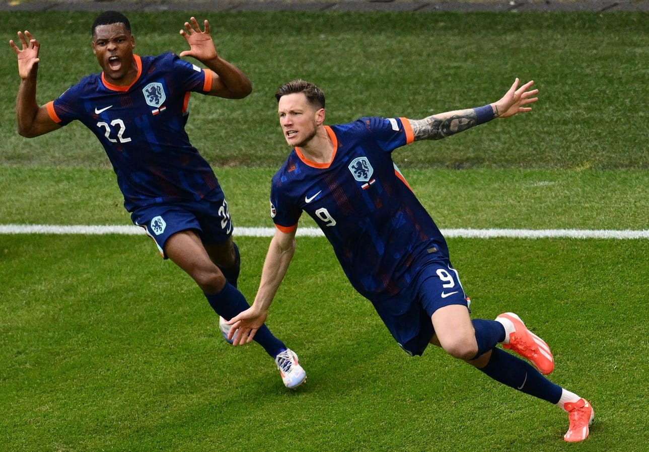 Wout Weghorst (oik.) viimeisteli 83. minuutilla Hollannille 2–1-voiton. LEHTIKUVA/AFP