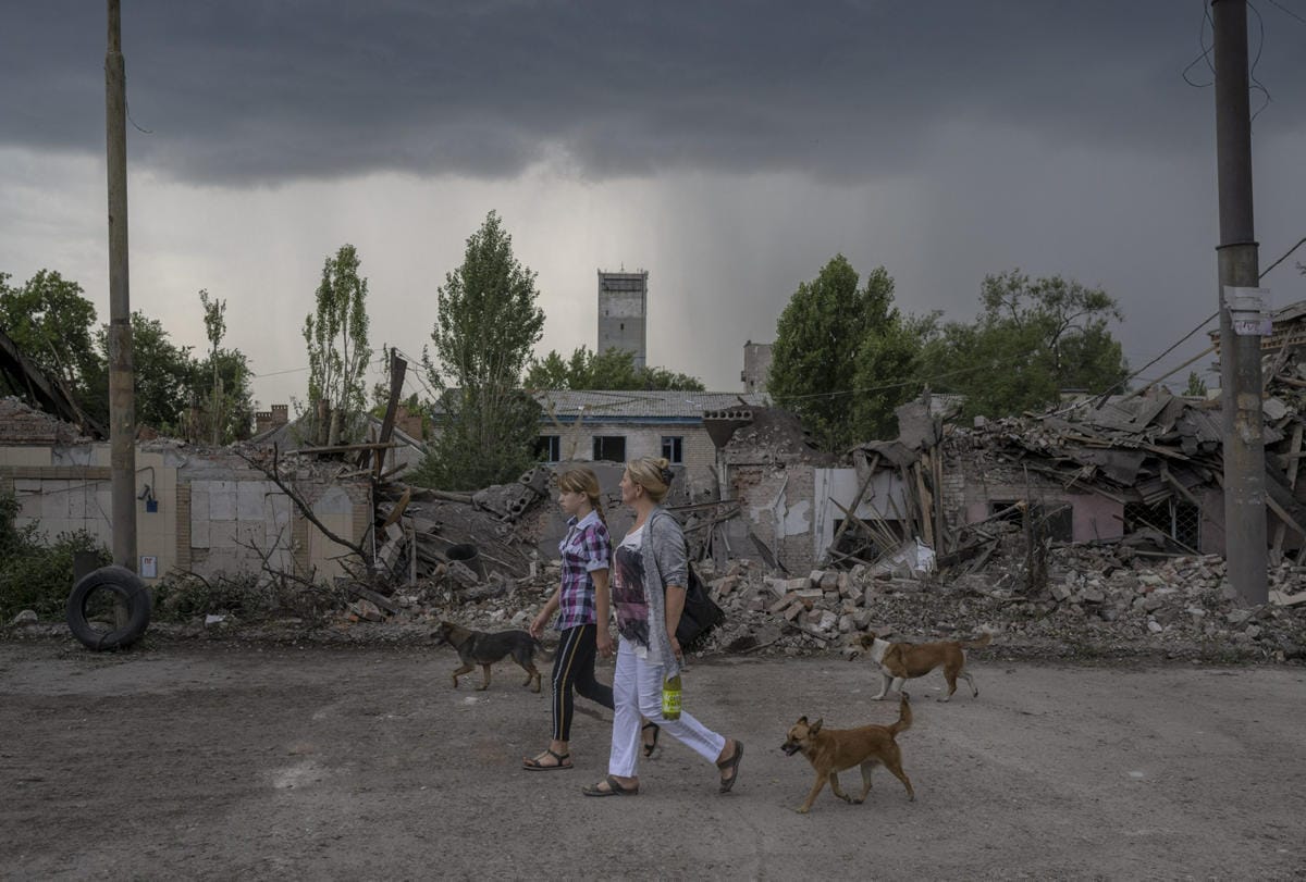 Venäjän hyökkäyssodan alun jälkeen Ukrainassa on kuollut yli 5000 siviiliä. Kuva on Toretskin kaupungista, jossa kahdeksan ihmistä kuoli Venäjän iskussa torstaina. LEHTIKUVA / AFP
