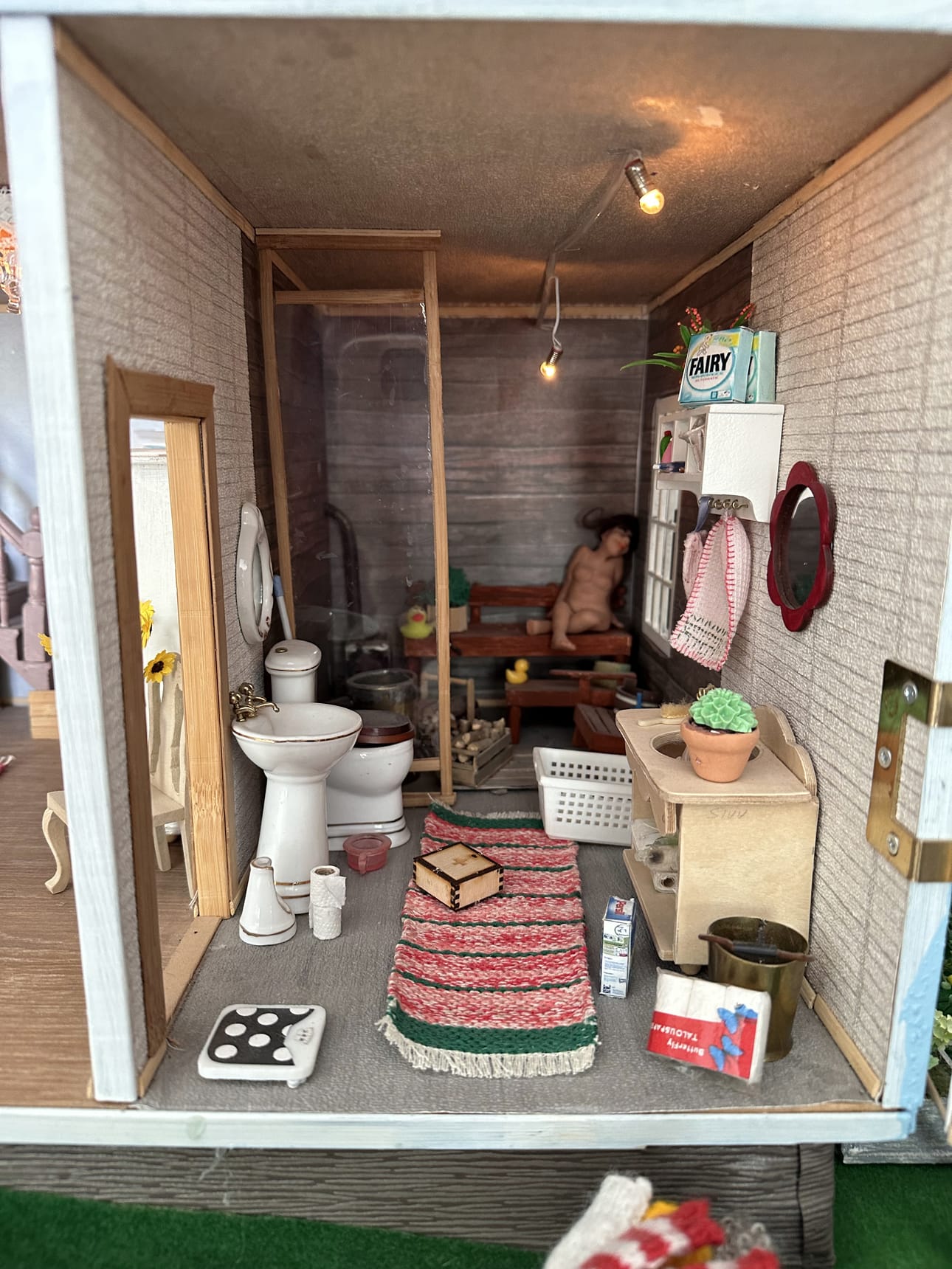 Suomalaisessa nukketalossa on tietenkin myös sauna.