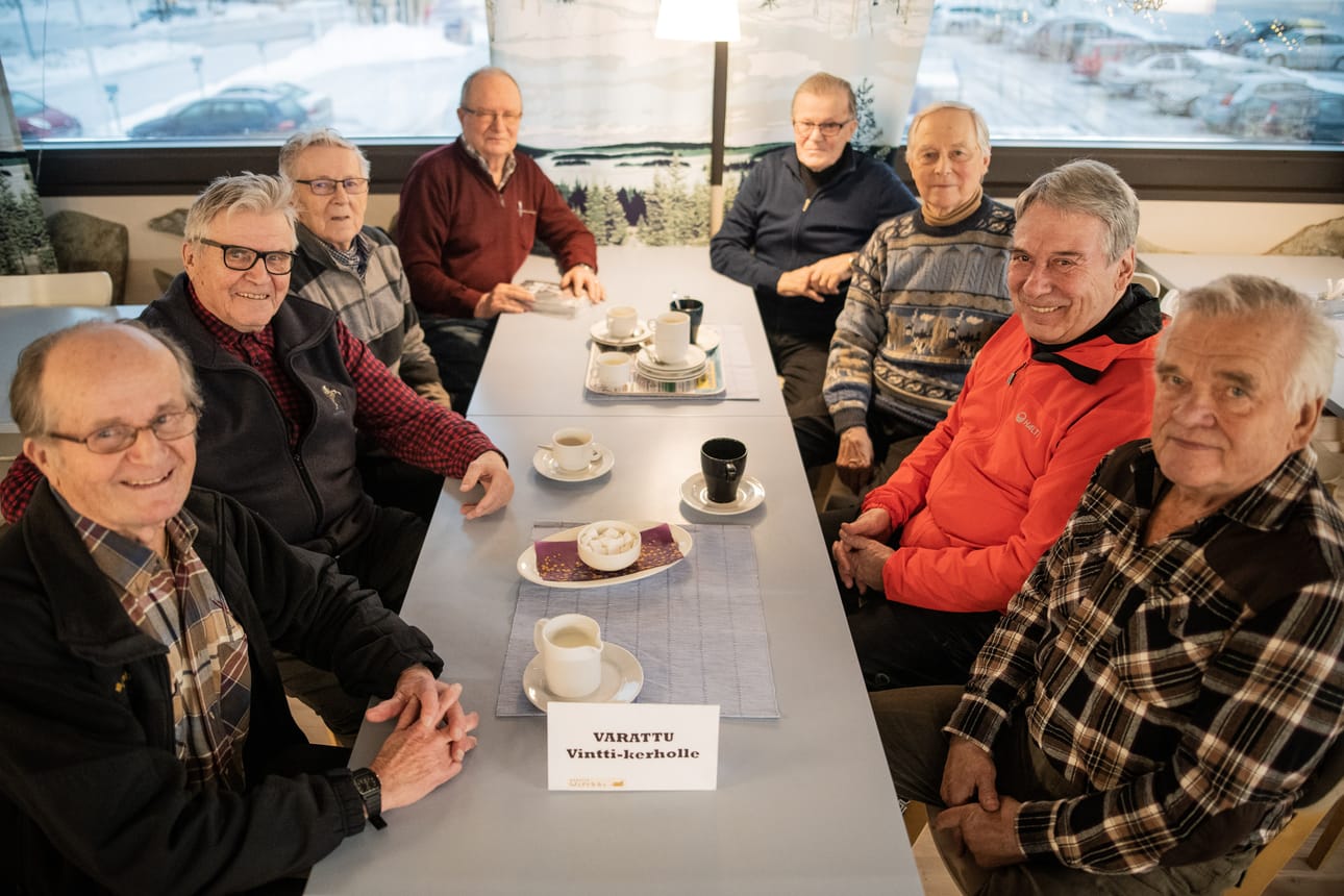 Väinö Ronkainen, Seppo Määttä, Jouni Karvonen, Olavi Virranniemi, Kaino Karjalainen, Aulis Kurtti, Pauli Saapunki ja Aimo Niikkonen vakipöydässään.